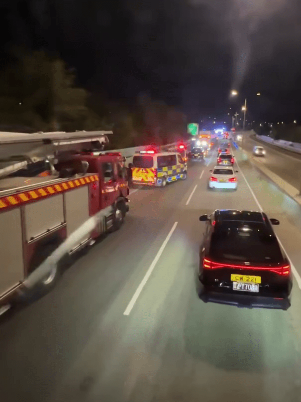 警方消防趕至救援，現場停泊多部救護車。FB：家寶@車Cam L（香港群組）