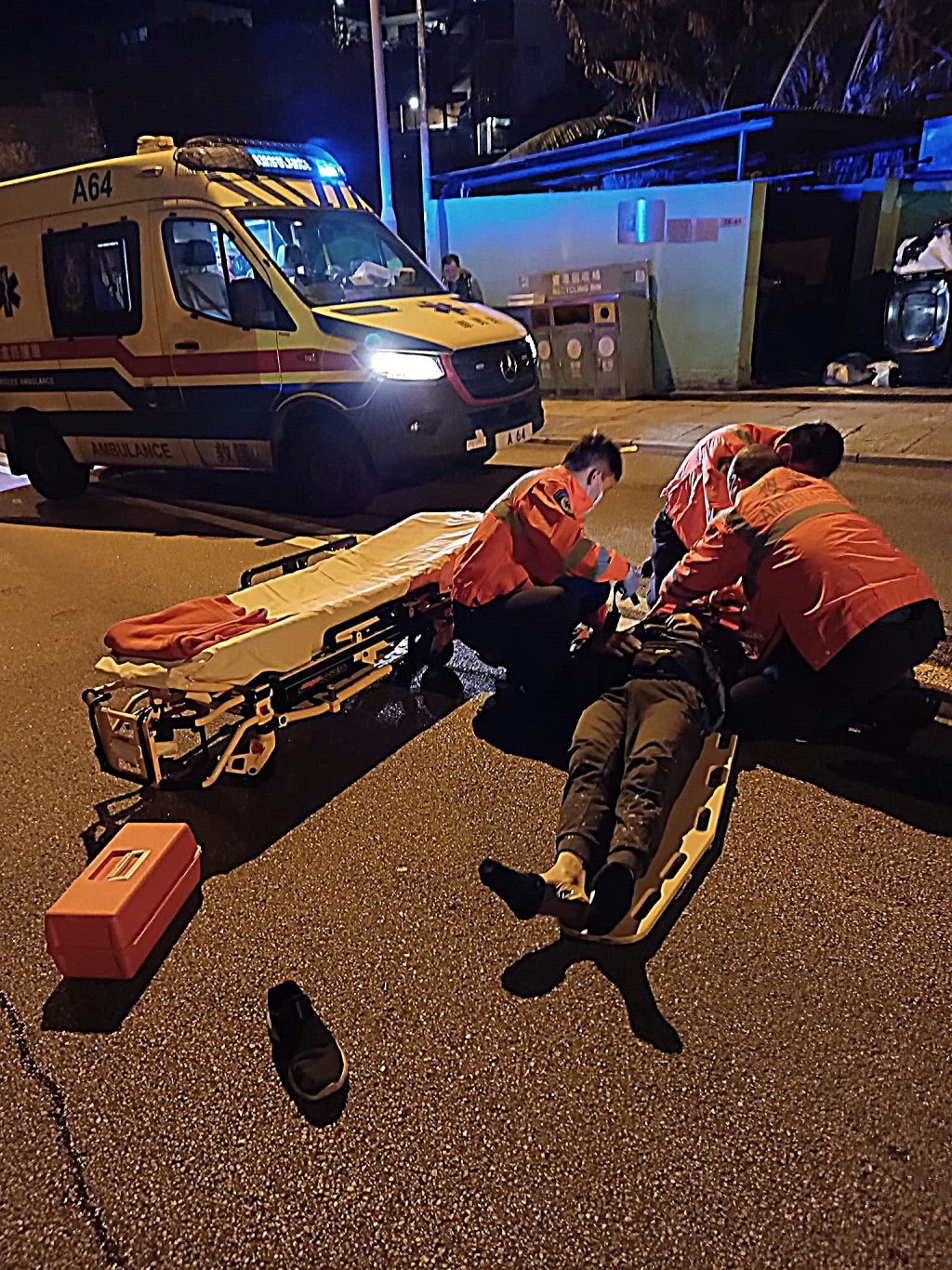 铁骑士由救护员初步治理后送院。香港铁骑馆(吹水区)