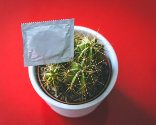 如發現單個包裝有明顯破損，請棄掉該安全套，改用另一個包裝完整的。unsplash圖片