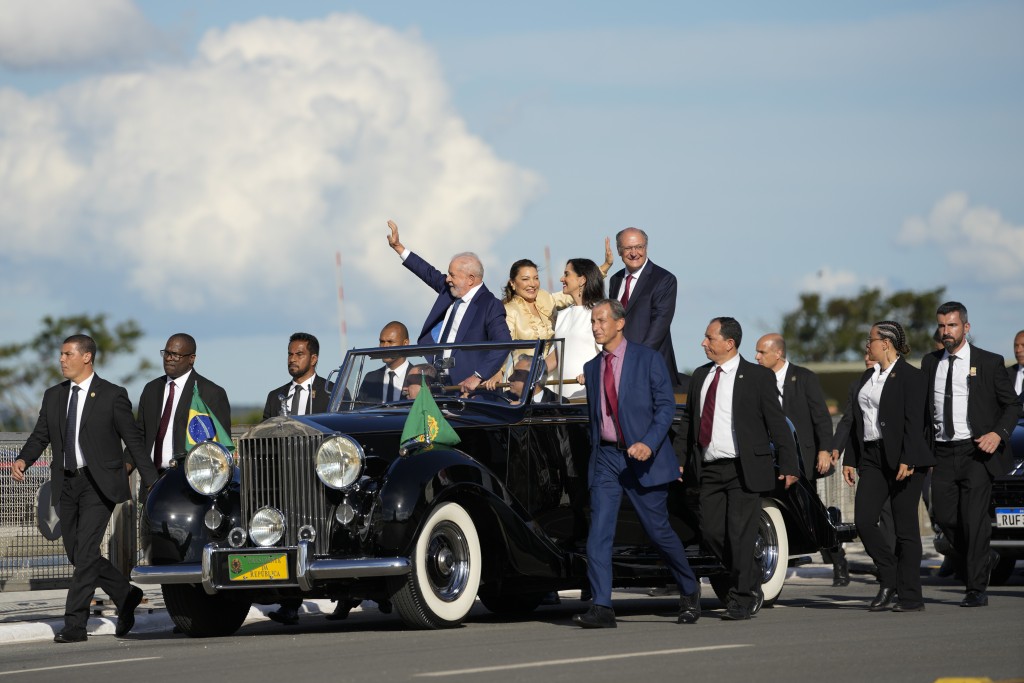 卢拉和当选成为副总统的拍档奥克明一起乘坐开蓬车经过市中心街道前往国会大楼。AP