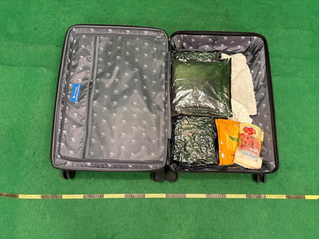 首宗案件的行李及大麻花。 首宗案件的行李及大麻花。