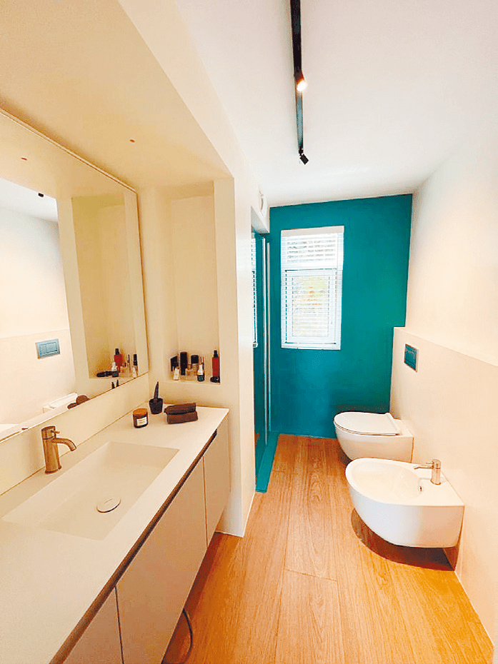 浴室為明廁設計，有獨立淋浴間。