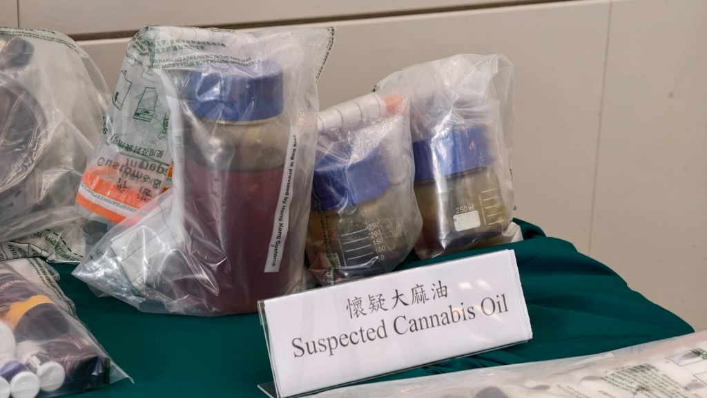 檢獲的毒品包括大麻油。黃文威攝 檢獲的毒品包括大麻油。黃文威攝