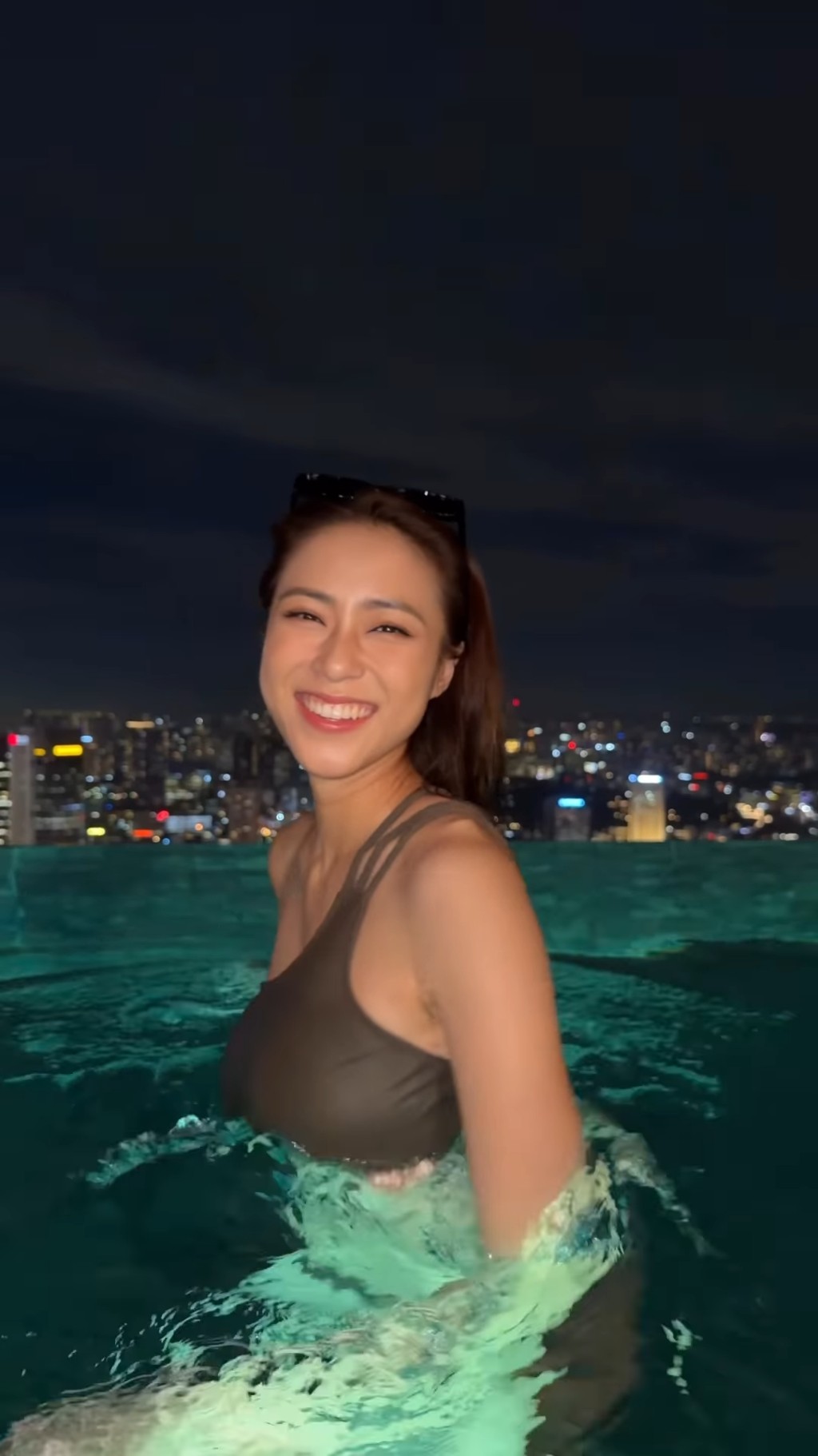 擁有「最強Body」稱號的劉穎鏇,回眸一笑,散發出健康性感的美態。 擁有「最強Body」稱號的劉穎鏇,回眸一笑,散發出健康性感的美態。
