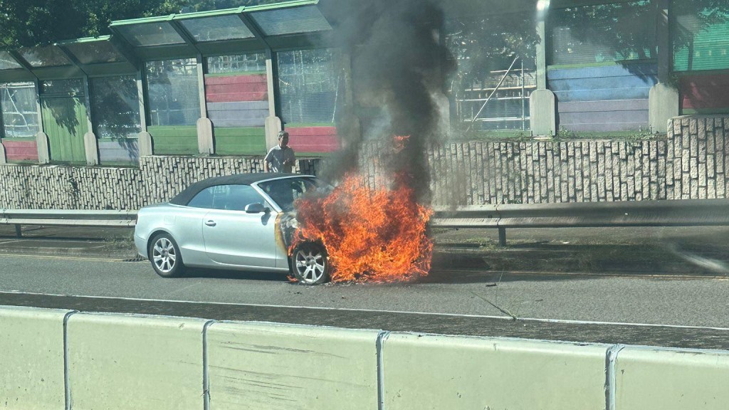 西貢私家車疑引擎過熱陷火海 消防趕至救熄。FB：西貢人日報