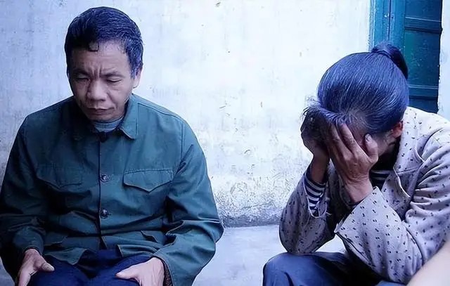 马加爵父母到受害人家下跪谢罪。