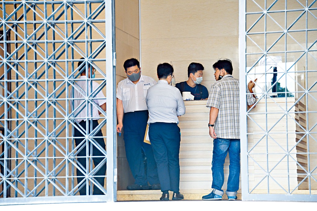 探員在屋苑翻看閉路電視片段。