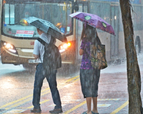 明日多雲,間中有大驟雨及狂風雷暴。資料圖片