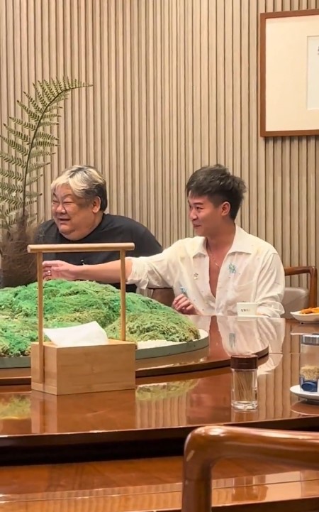 「胎記」面積極大。 「胎記」面積極大。