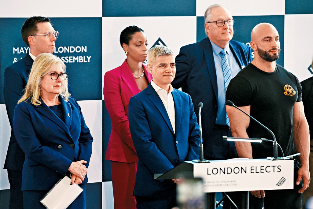 伦敦市长选举，现任工党籍市长简世德（前排中）、保守党女候选人霍尔（前排左）等，上周六在伦敦听取选举结果。