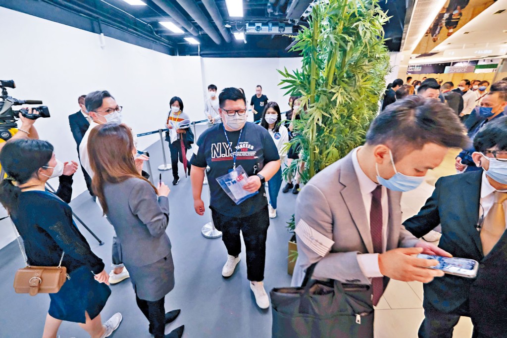 恒基旗下旺角利奧坊．壹隅昨開售，多組準買家到場準備選樓。