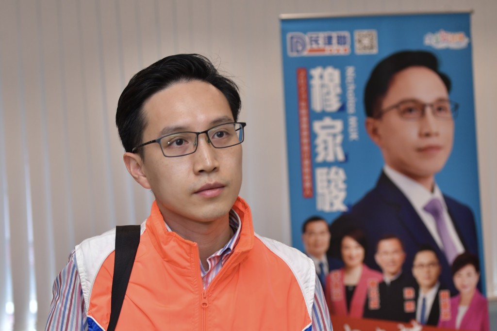 灣仔區議員穆家駿表示,學校會為學生派發書單,學生可瀏覽教育局網站,網站列明出版社改版資訊。 灣仔區議員穆家駿表示,學校會為學生派發書單,學生可瀏覽教育局網站,網站列明出版社改版資訊。