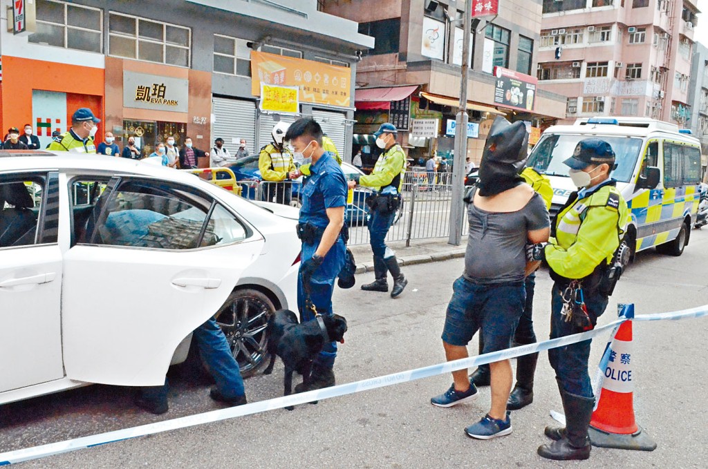 警方押同疑犯，出動警犬搜車。