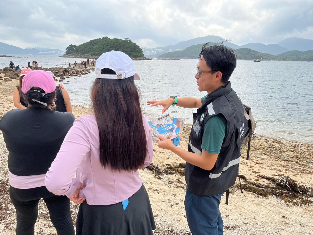 渔护署人员向桥咀洲访客派发宣传单张,提醒游人尊重和爱护自然,不要采集、骚扰及伤害海洋生物。 渔护署人员向桥咀洲访客派发宣传单张,提醒游人尊重和爱护自然,不要采集、骚扰及伤害海洋生物。