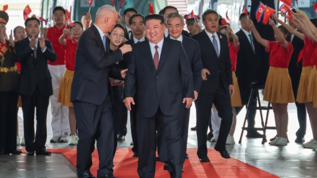 北韓中央電視台播出金正恩訪華出席「九三閱兵」紀錄片。 北韓中央電視台播出金正恩訪華出席「九三閱兵」紀錄片。