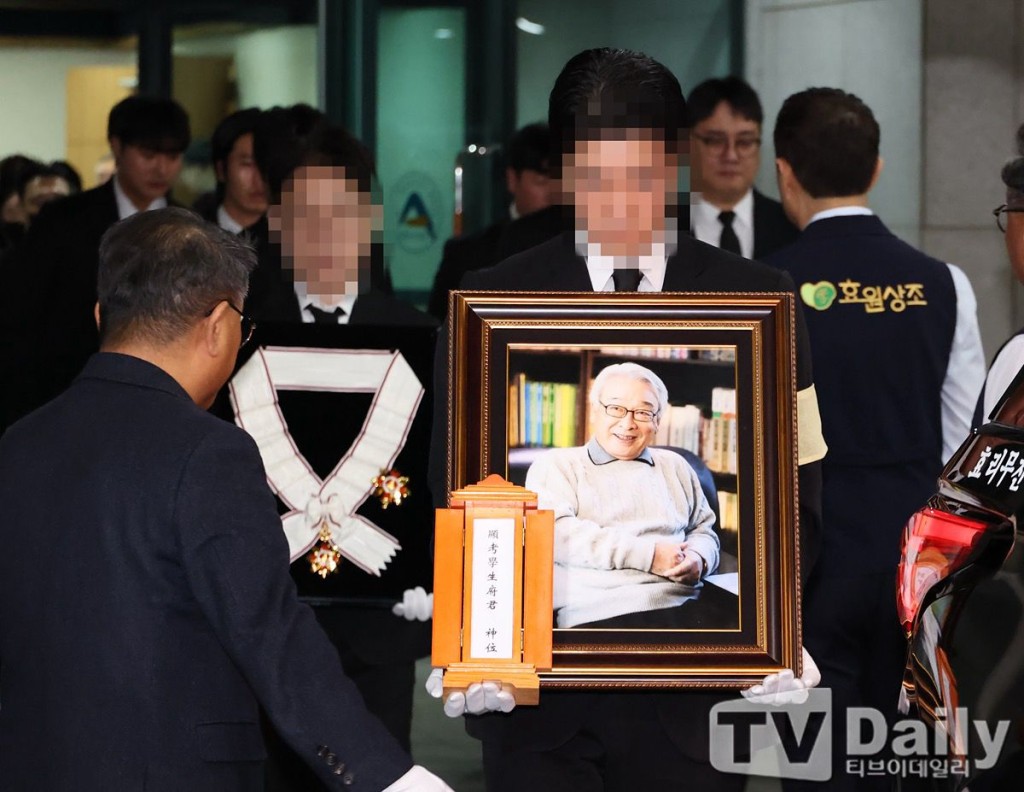 李順載今早出殯,其「金冠文化勳章」跟隨。 李順載今早出殯,其「金冠文化勳章」跟隨。