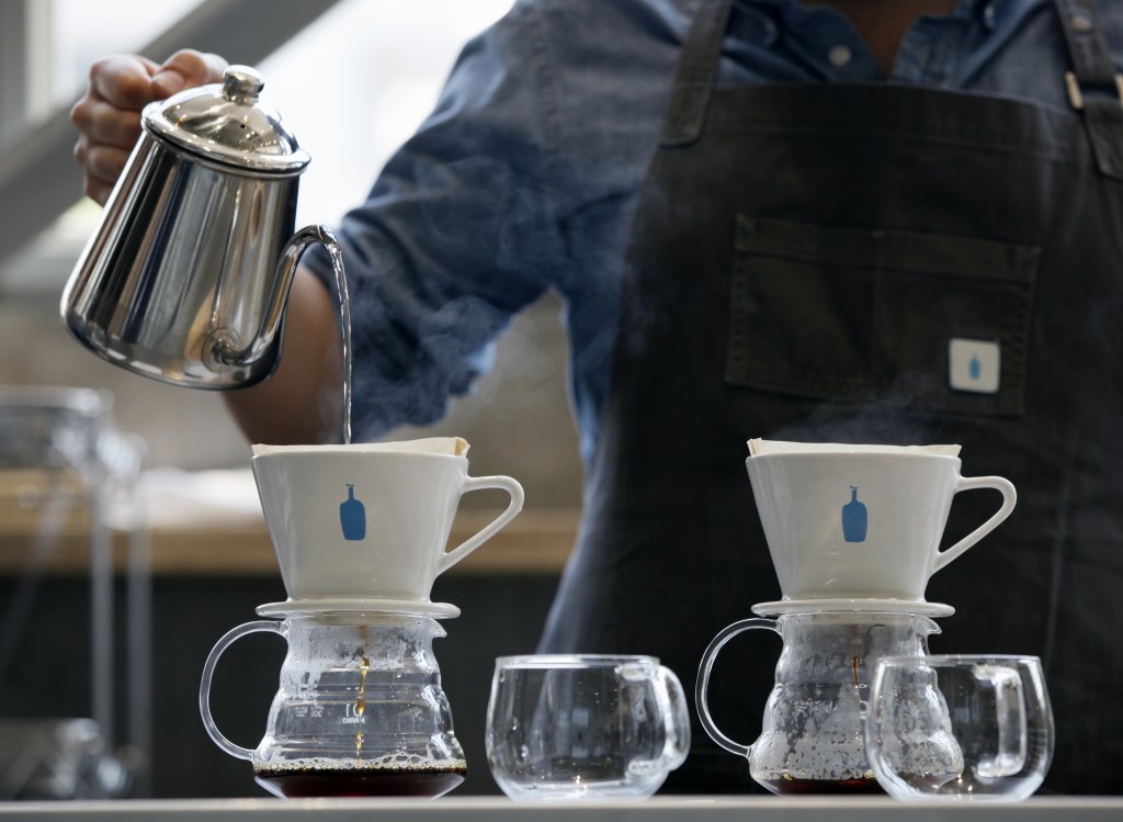Blue Bottle於2002年在美國加州奧克蘭創立，品牌定位高端精品咖啡，主打「48小時內新鮮烘焙」理念，與瑞幸咖啡截然不同。