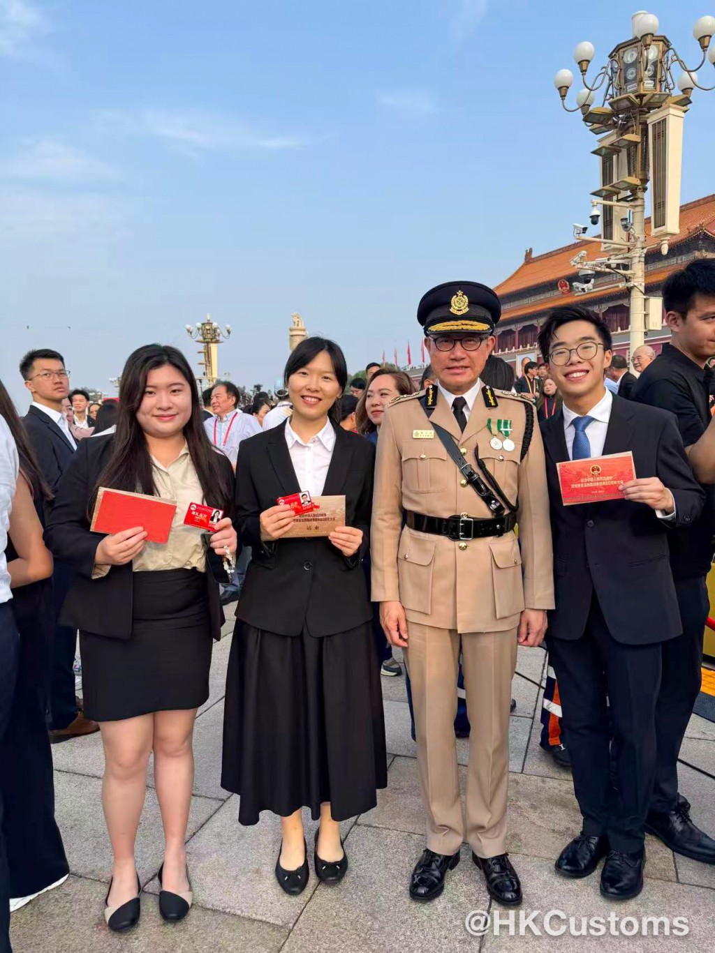 海關關長陳子達(右二)及保安局青少年制服團隊領袖論壇成員,當中包括兩位Customs YES成員出席紀念大會。海關fb 海關關長陳子達(右二)及保安局青少年制服團隊領袖論壇成員,當中包括兩位Customs YES成員出席紀念大會。海關fb