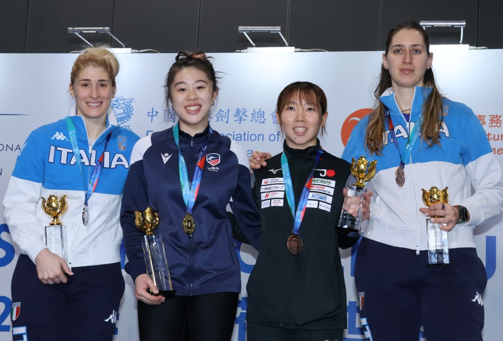 4位三甲劍手，右起：並列第三名的意大利Martina Batini及日本的上野優佳、冠軍劉婕琳及亞軍Martina Sinigalia。