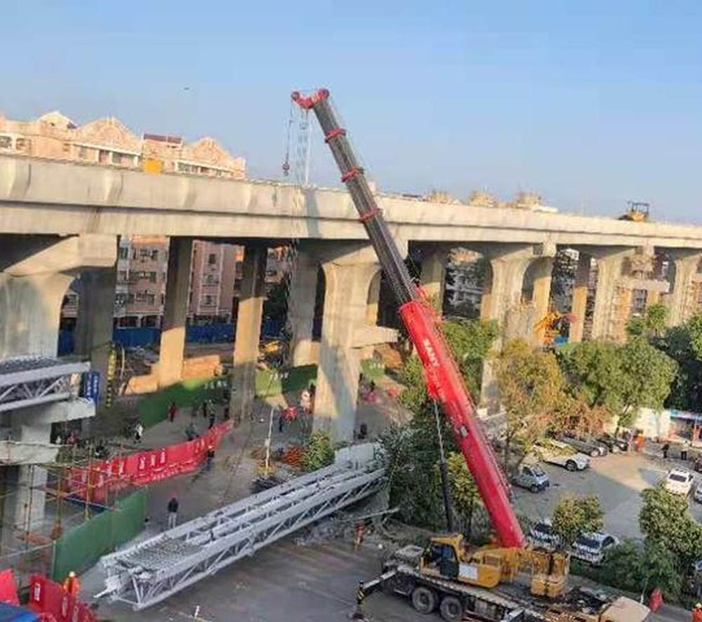 垮塌部分为洛溪大桥新桥的配套设施。