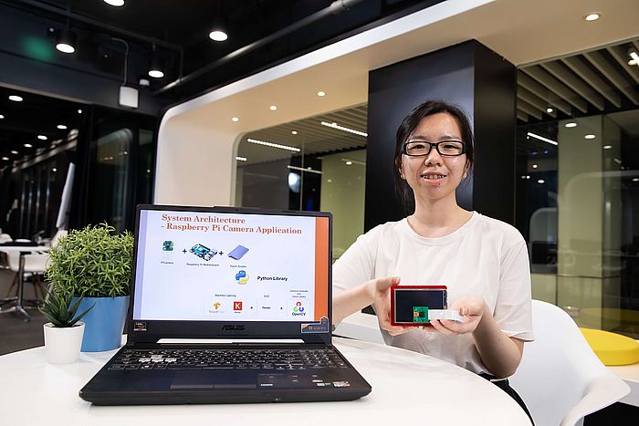 Mandy在實習期間與組員製作了一個程式,並以一部微型電腦、攝影機及顯示器,組裝了一部具機器學習功能的「相機」,以辨識不同的物品。她希望將來可以編寫出能造福人類的程式。