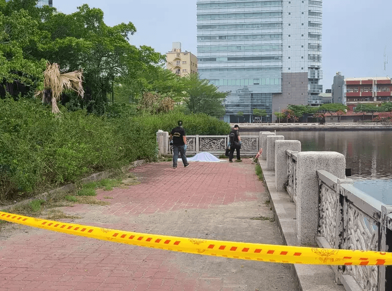 不捨女友離世，癡情男百日後跳河自殺。網圖