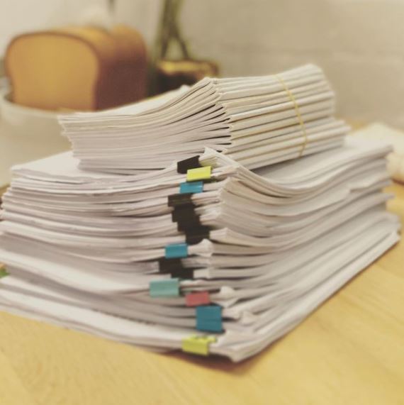 一叠剧本及对白。