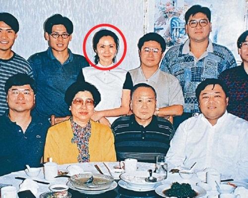 邱美琪(後排左三)是邱德根八個子女中的唯一女兒。資料圖片