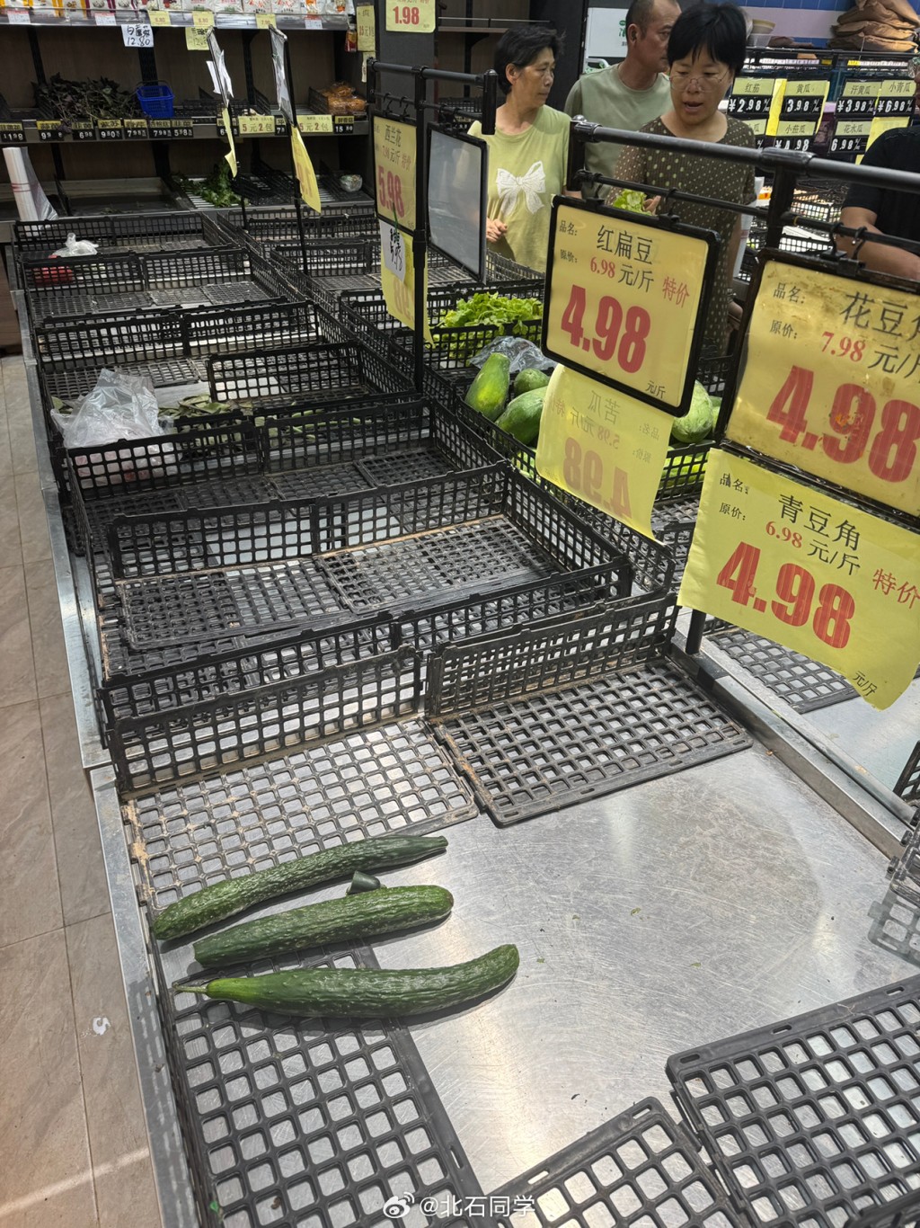 广东民众抢购粮食，应对台风桦加沙。微博