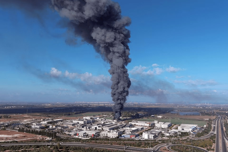 以色列从加沙走廊发射火箭，雷霍沃特地区冒出浓烟。 路透社
