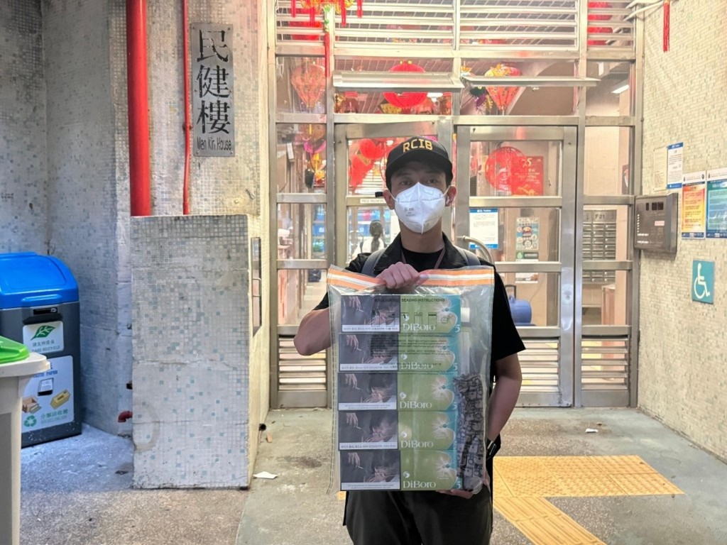 今年首9個月,海關透過不同渠道打擊私煙,檢獲3.67億支私煙,估計市值16.39億元、應繳課稅總額12.08億元。 今年首9個月,海關透過不同渠道打擊私煙,檢獲3.67億支私煙,估計市值16.39億元、應繳課稅總額12.08億元。