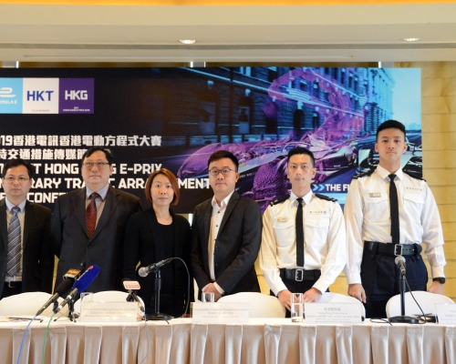 警方指中環灣仔繞道將會部分封閉，提醒司機留意指示牌及使用地面道路。 馮梓健攝