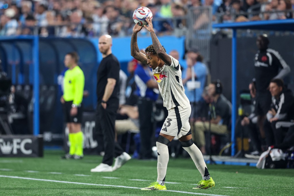 国际足协严打慢开界外球的行为。路透社