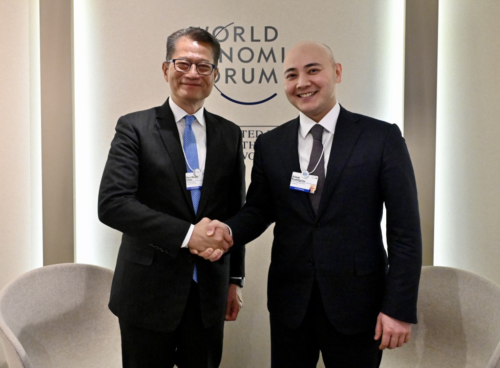 陳茂波（左）與哈薩克斯坦國民經濟部部長Alibek Kuantyrov（右）會面。政府新聞處