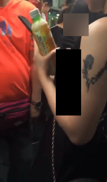 影片由近至遠拍攝，一名港女手臂紋身微微側露半球，拿著飲品。