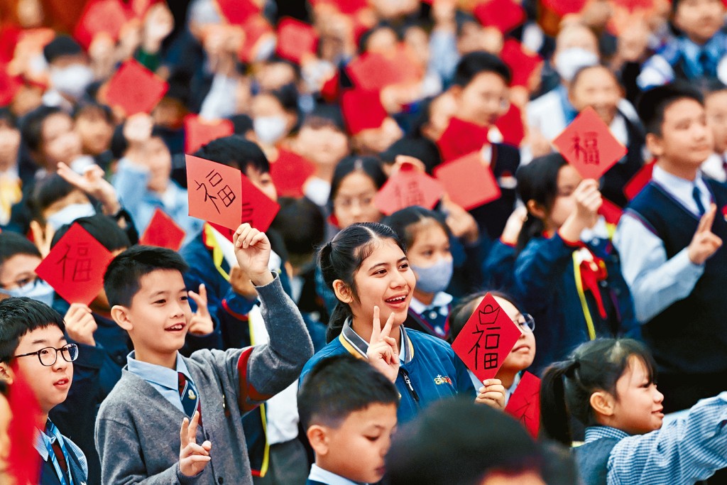 同学开心展示自己手上的「福」字作品。