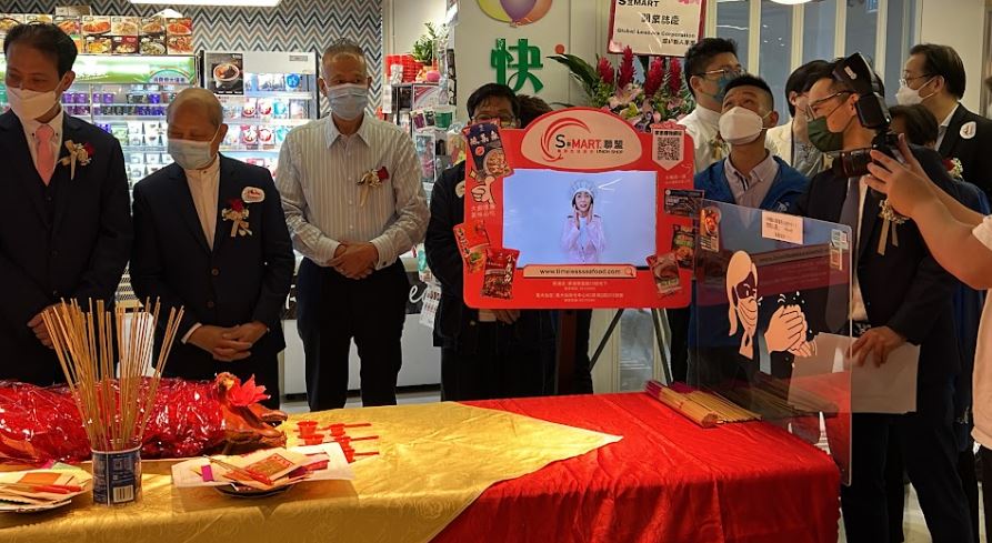 苑仔因在內地，只能透過網上直播參加自己有份的超市開幕禮。