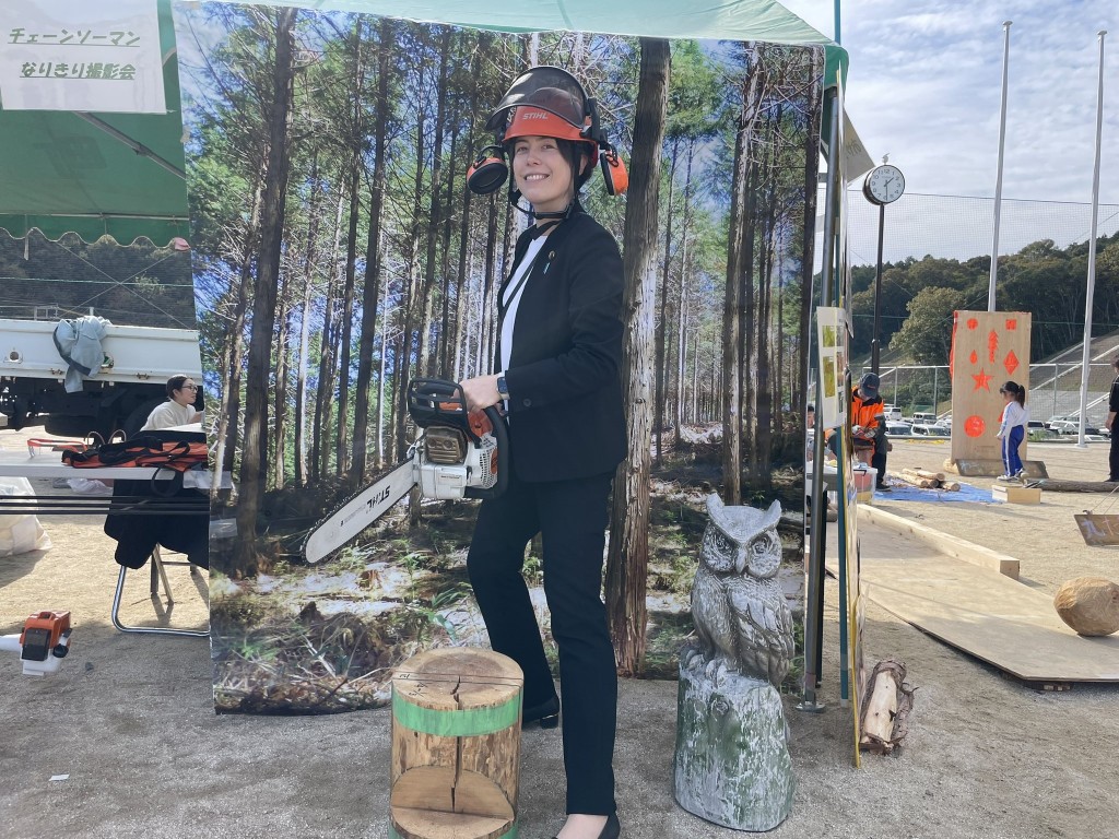 日大臣小野田紀美以行事爽朗表情多見稱。Ｘ