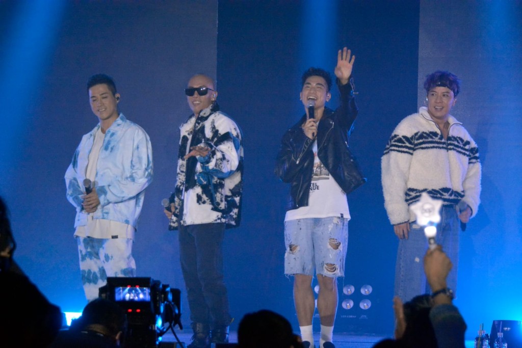 EO2於8年前在同一場地開告別騷。