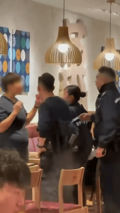 女子在餐廳向2男1女警員大吵大鬧，猶如連珠炮發。FB：Bosco Chu@車Cam L（香港群組）