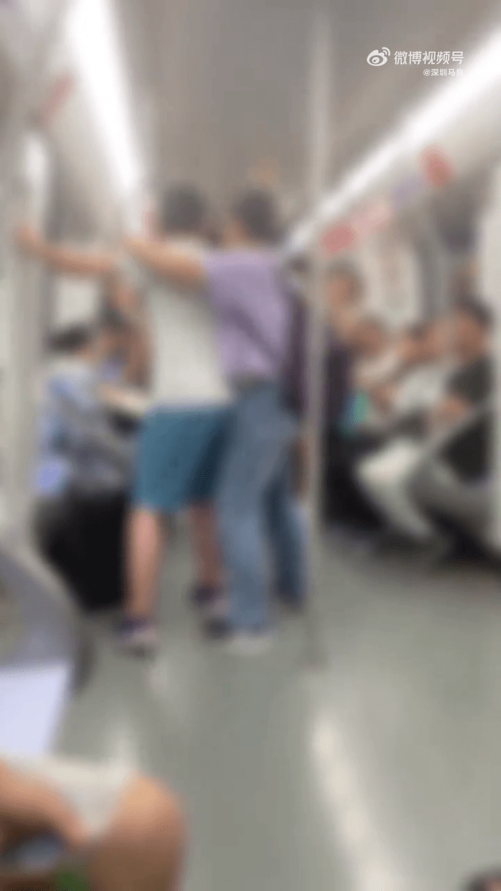 媽媽抱住兒子試圖溝通想要阻止他。