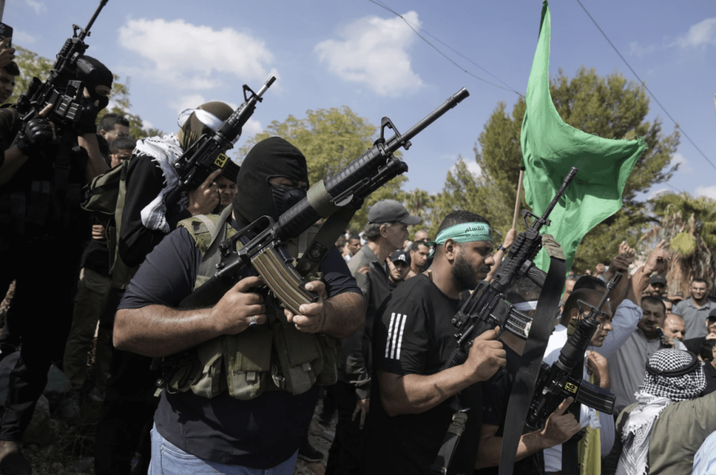 以軍大肆拘捕哈馬斯成員。圖為哈馬斯成員在巴勒斯坦出席死難者喪禮。美聯社