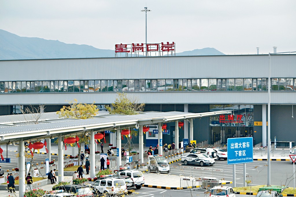 皇崗口岸現正進行重建，料2026年竣工，屆時將實施新通關模式。