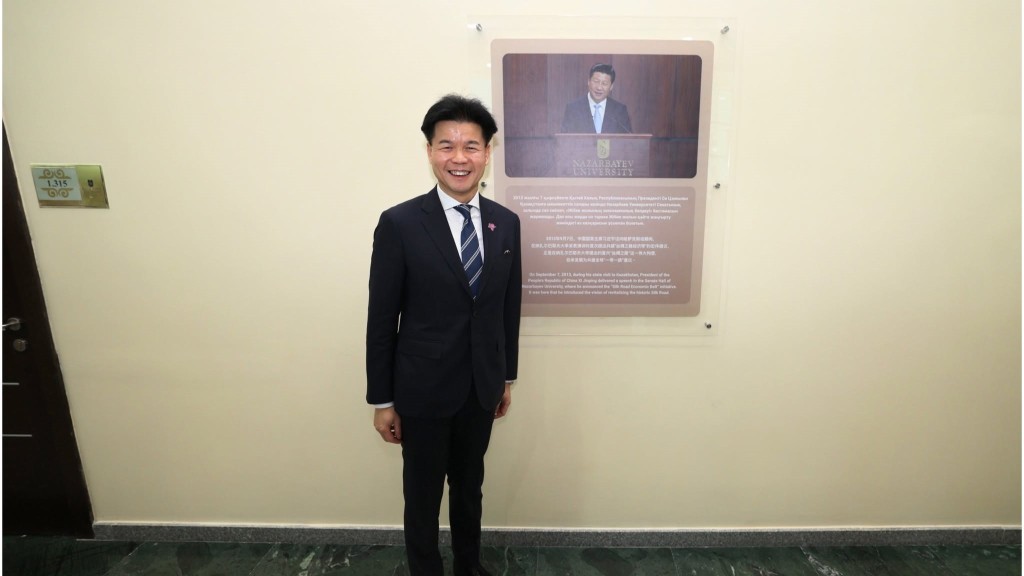 香港律师会会长汤文龙于本月1日至5日，应香港贸易发展局邀请，随同行政长官李家超率领的商贸代表团，前往哈萨克斯坦阿斯塔纳及乌兹别克斯坦塔什干进行正式访问。
