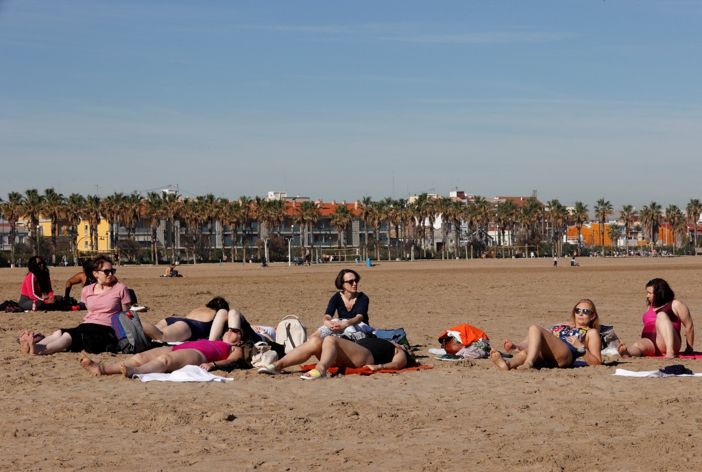 巴伦西亚沙滩上不少人享受日光浴。路透社