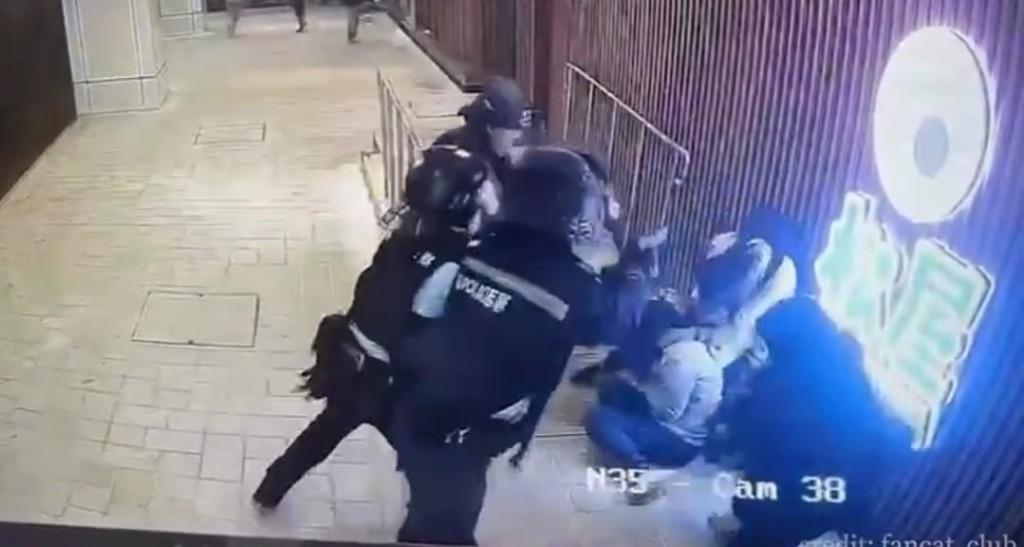 警員再次向男子發出警告，但同樣無效，兩名衝鋒隊警員於是分別向男子各開一槍，男子中槍倒地被制服。