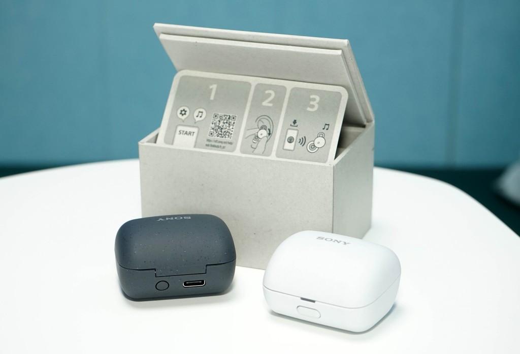 新作備有黑、白二色選擇，耳機及充電盒均用上再生塑料及無塑膠包裝。