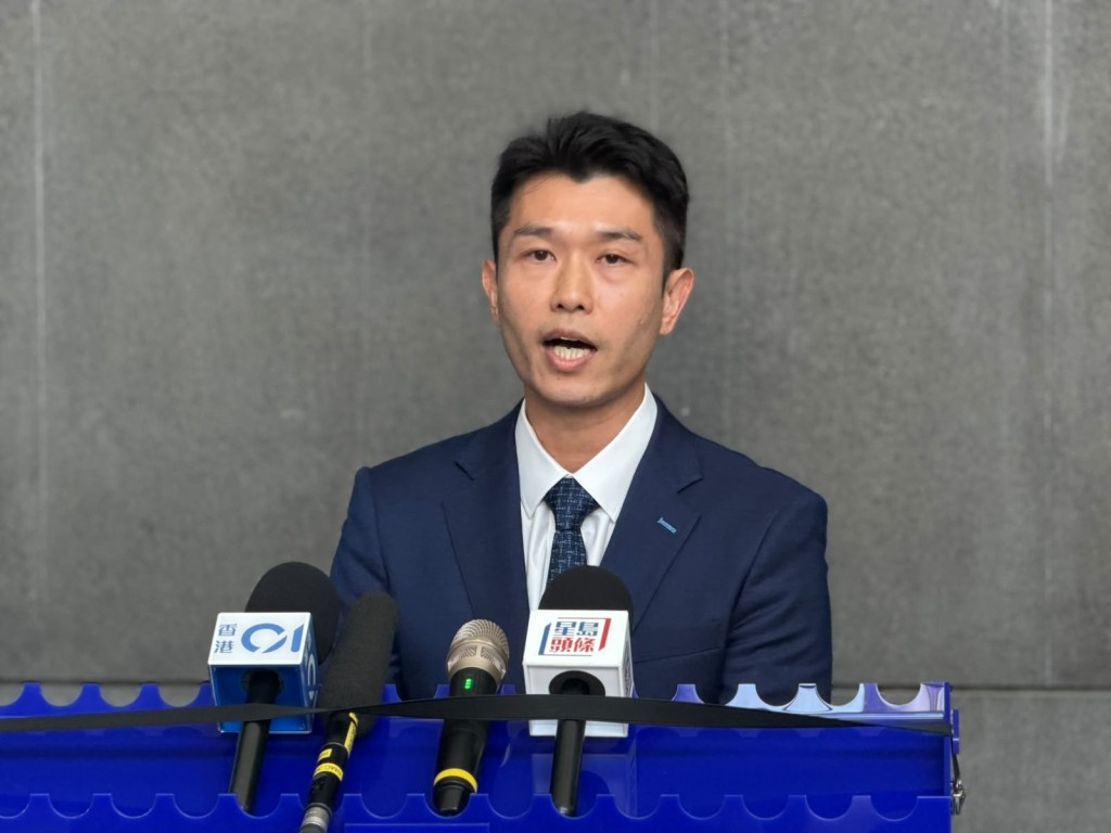 新界南總區反三合會行動組總督察黃志騰交代案情。曾志恒攝 新界南總區反三合會行動組總督察黃志騰交代案情。曾志恒攝