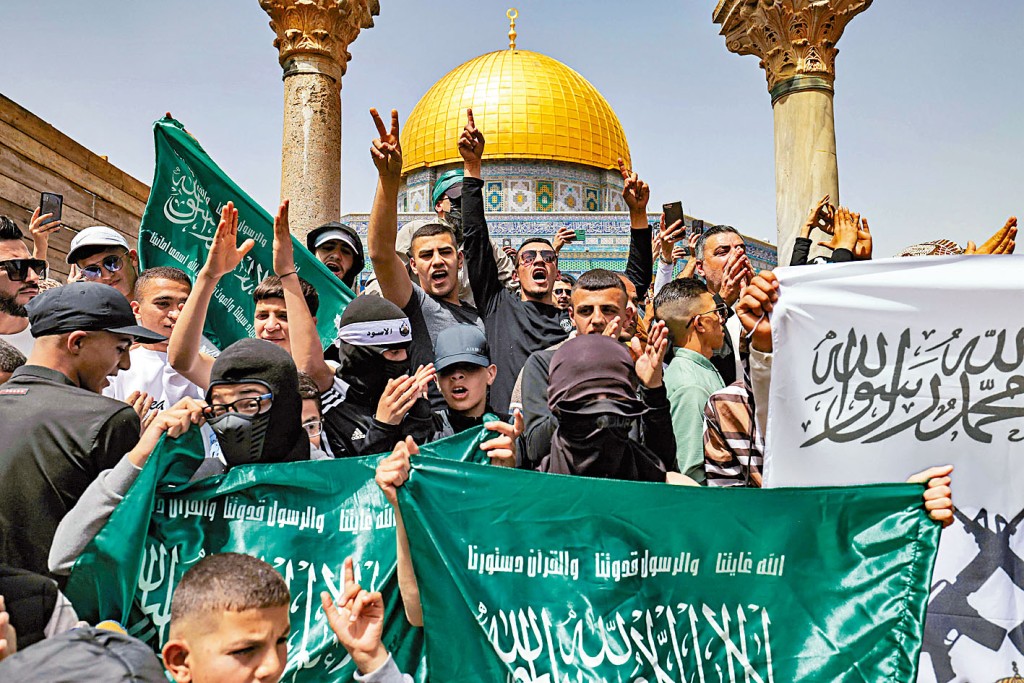 巴人昨日在阿克薩清真寺呼喊口號。 