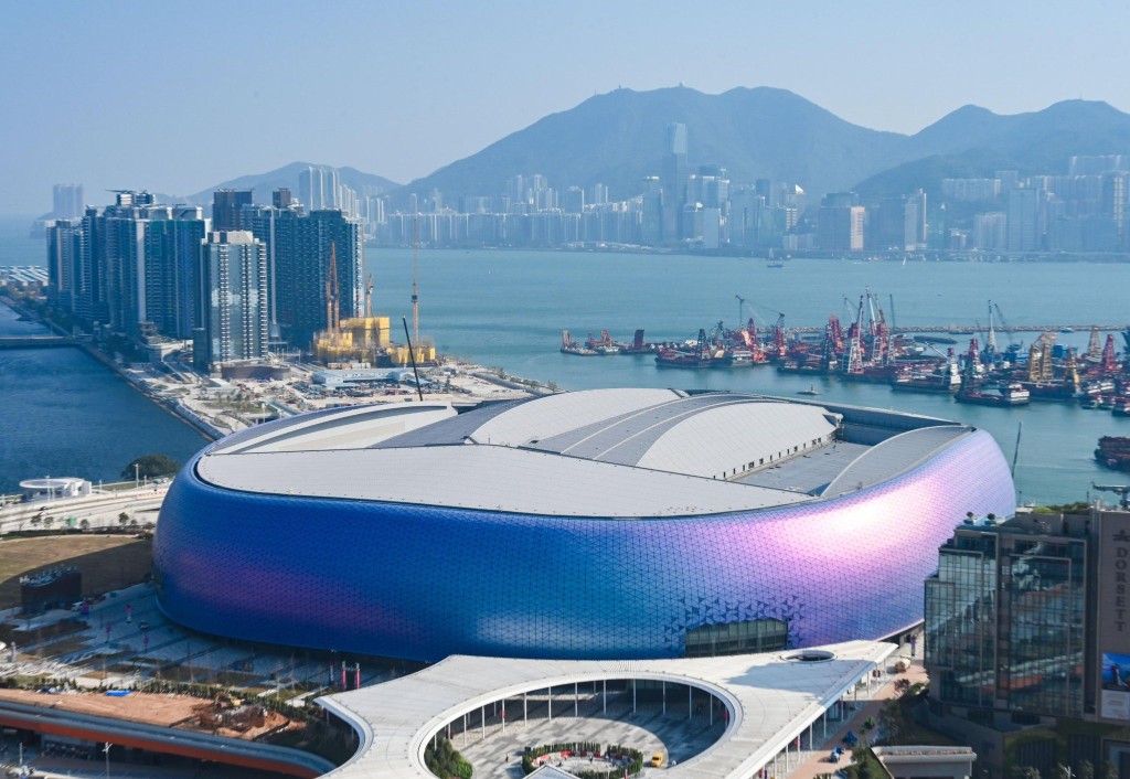 啟德體育園是香港歷史上規模最大的體育基建,提供國際級多元化活動場地,自今年3月落成啟用後迅速成為全城焦點。 啟德體育園是香港歷史上規模最大的體育基建,提供國際級多元化活動場地,自今年3月落成啟用後迅速成為全城焦點。